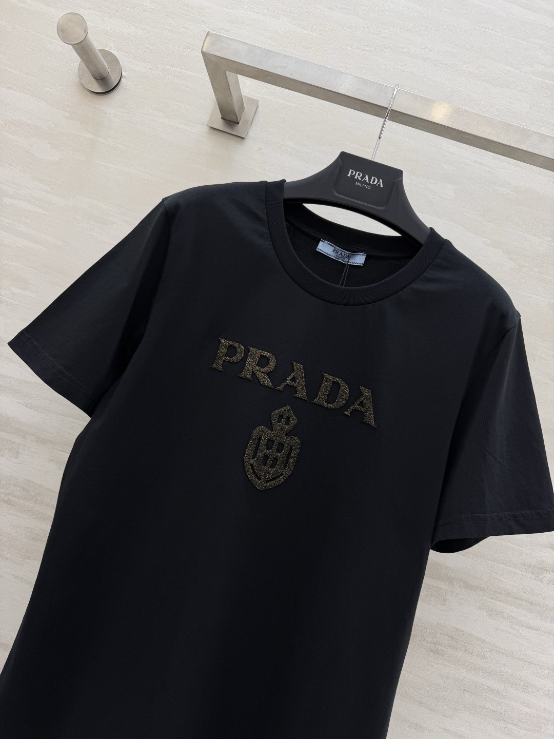 #Prad♡²⁶浮雕LOGO短袖 黑白两色 立体植绣工艺 高支棉亲肤透气c宽松版型不挑人 通勤休闲都可 