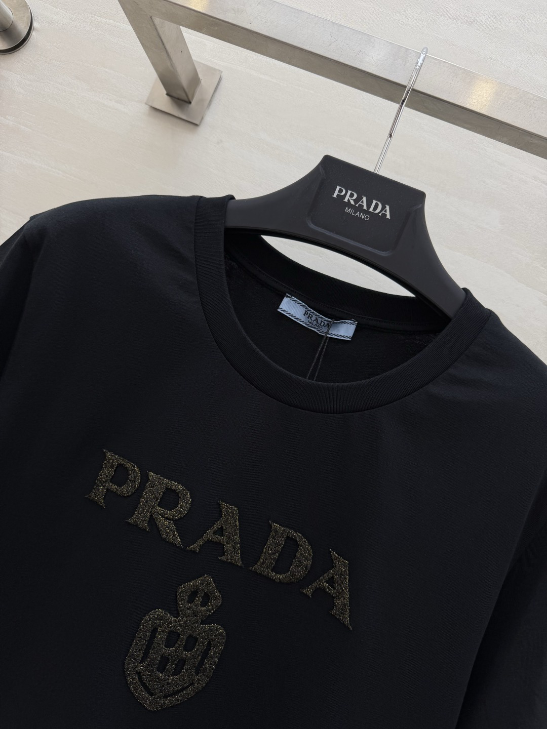 #Prad♡²⁶浮雕LOGO短袖 黑白两色 立体植绣工艺 高支棉亲肤透气c宽松版型不挑人 通勤休闲都可 