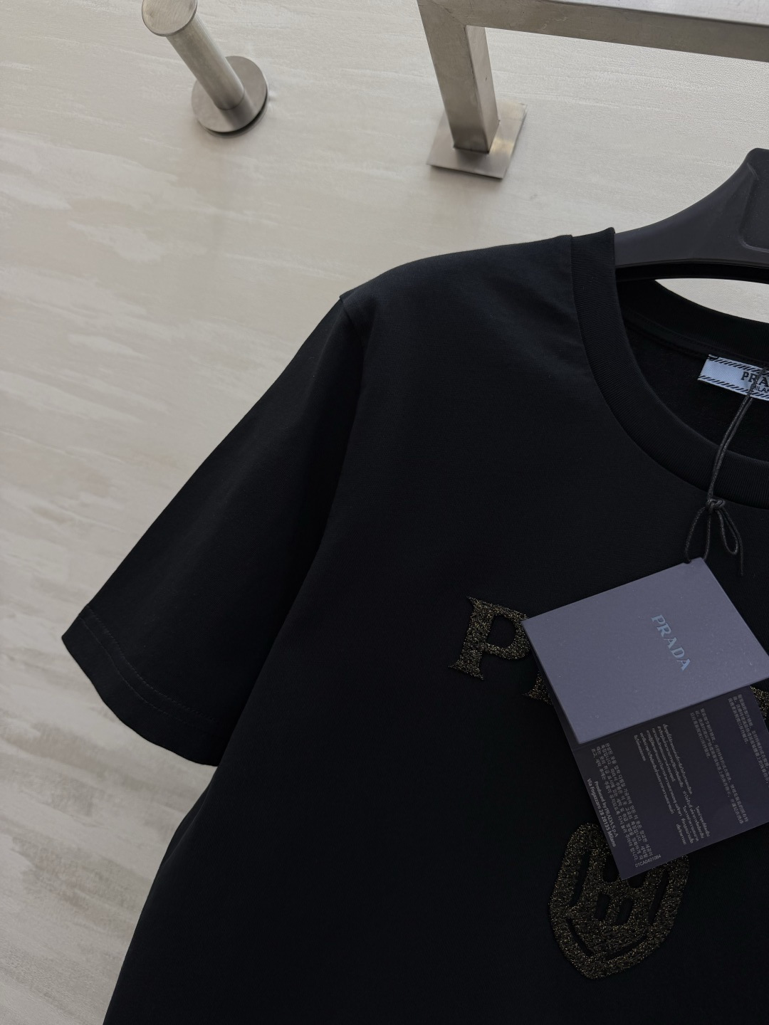 #Prad♡²⁶浮雕LOGO短袖 黑白两色 立体植绣工艺 高支棉亲肤透气c宽松版型不挑人 通勤休闲都可 
