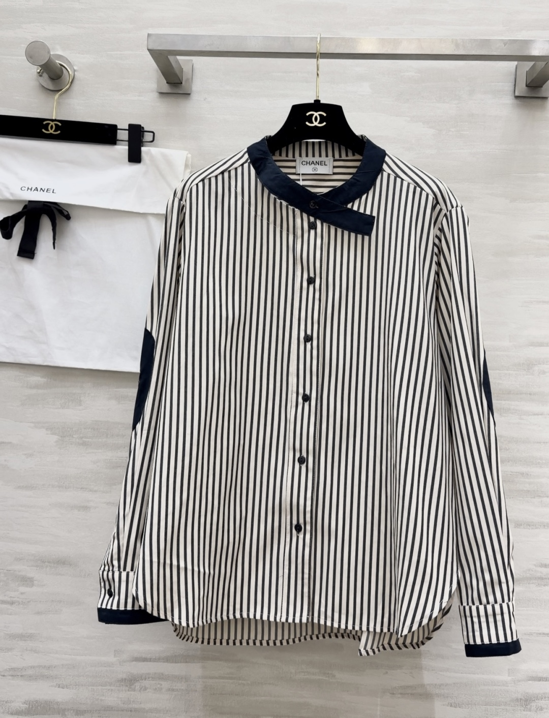 🖤 经典永不过时的条纹美学Chane♡²⁶撞色条纹衬衫不规则立领+黑边拼接，细节里藏着高级感宽松版型藏肉