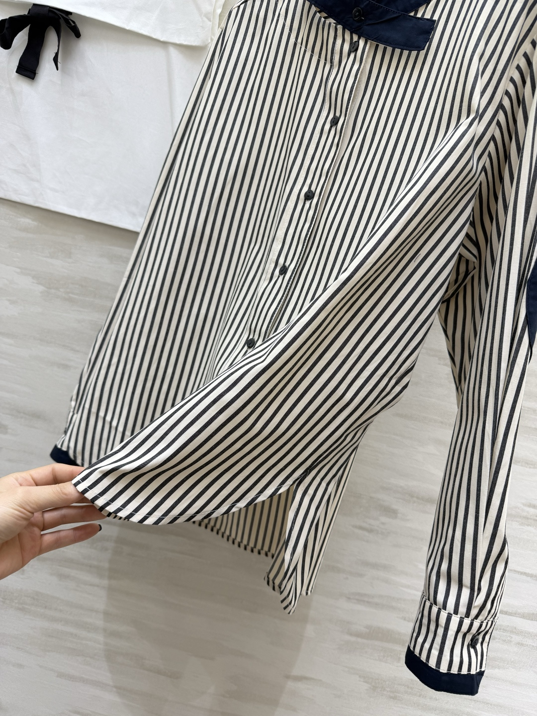 🖤 经典永不过时的条纹美学Chane♡²⁶撞色条纹衬衫不规则立领+黑边拼接，细节里藏着高级感宽松版型藏肉