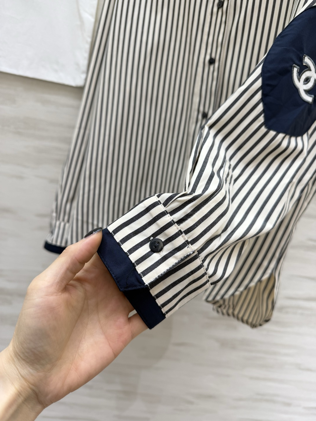🖤 经典永不过时的条纹美学Chane♡²⁶撞色条纹衬衫不规则立领+黑边拼接，细节里藏着高级感宽松版型藏肉