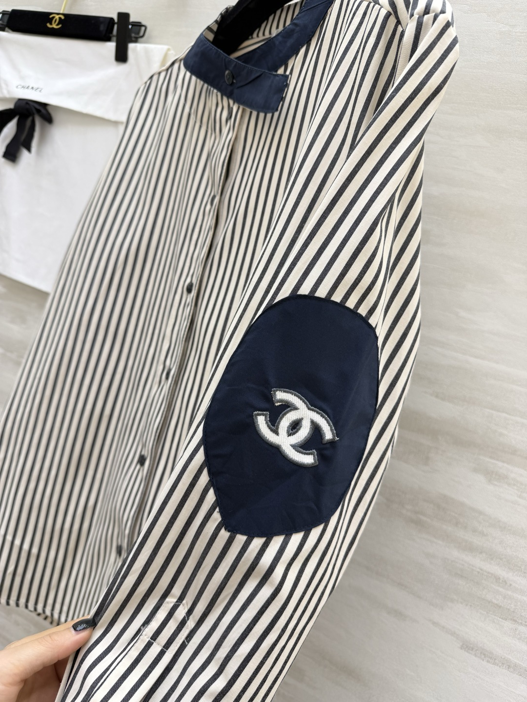 🖤 经典永不过时的条纹美学Chane♡²⁶撞色条纹衬衫不规则立领+黑边拼接，细节里藏着高级感宽松版型藏肉