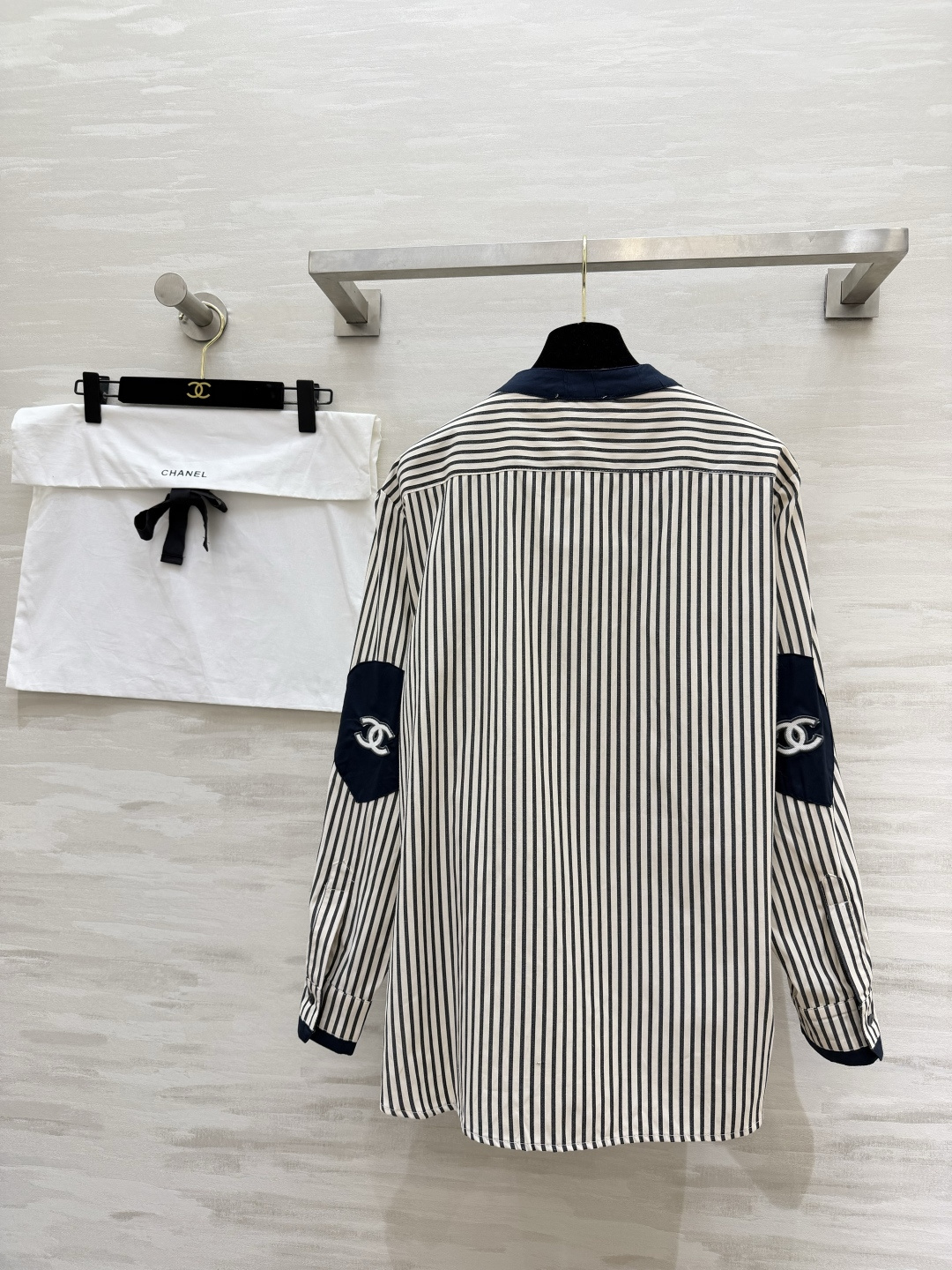 🖤 经典永不过时的条纹美学Chane♡²⁶撞色条纹衬衫不规则立领+黑边拼接，细节里藏着高级感宽松版型藏肉