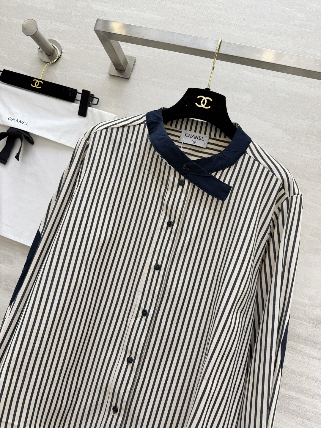 🖤 经典永不过时的条纹美学Chane♡²⁶撞色条纹衬衫不规则立领+黑边拼接，细节里藏着高级感宽松版型藏肉