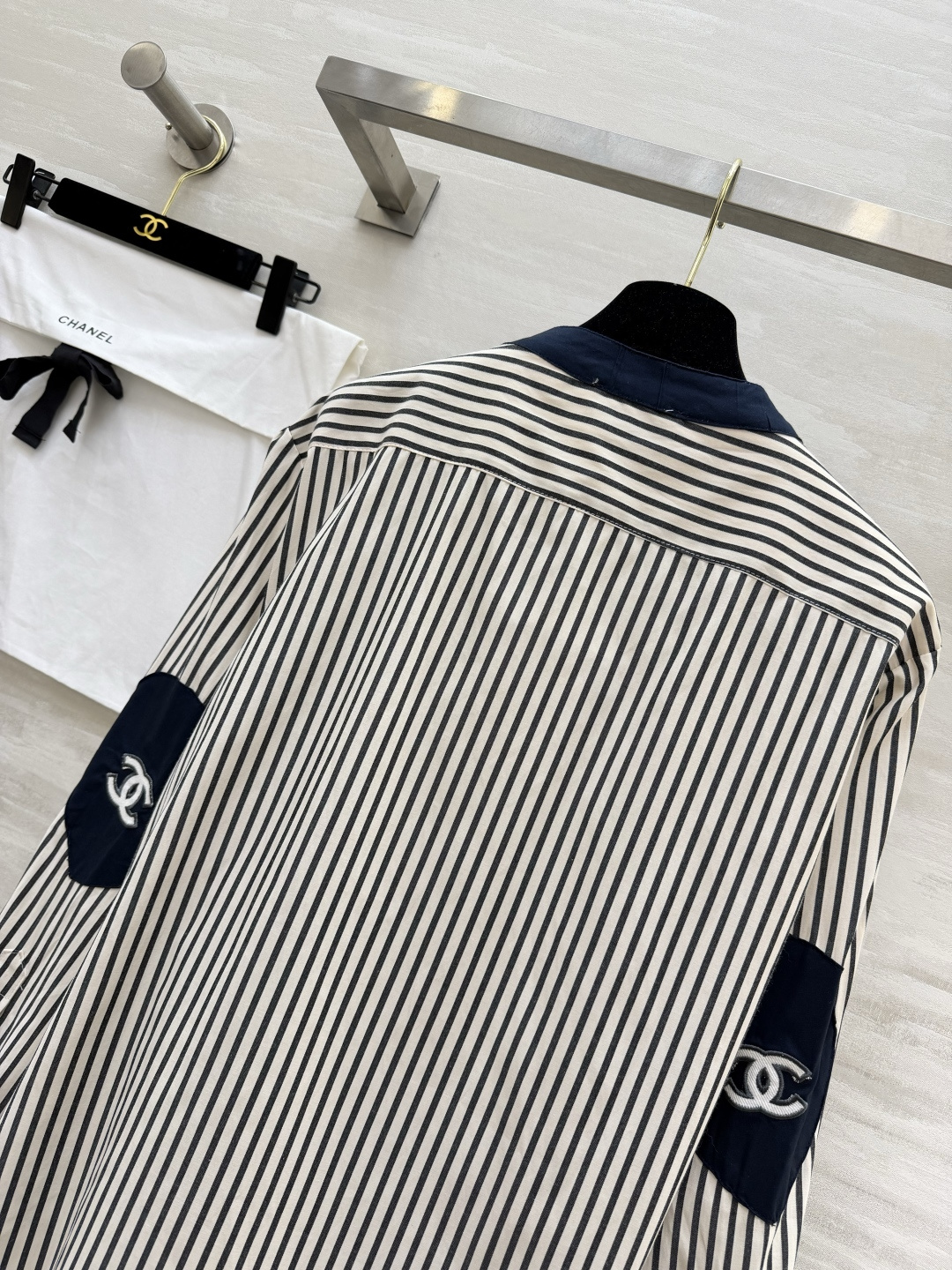 🖤 经典永不过时的条纹美学Chane♡²⁶撞色条纹衬衫不规则立领+黑边拼接，细节里藏着高级感宽松版型藏肉