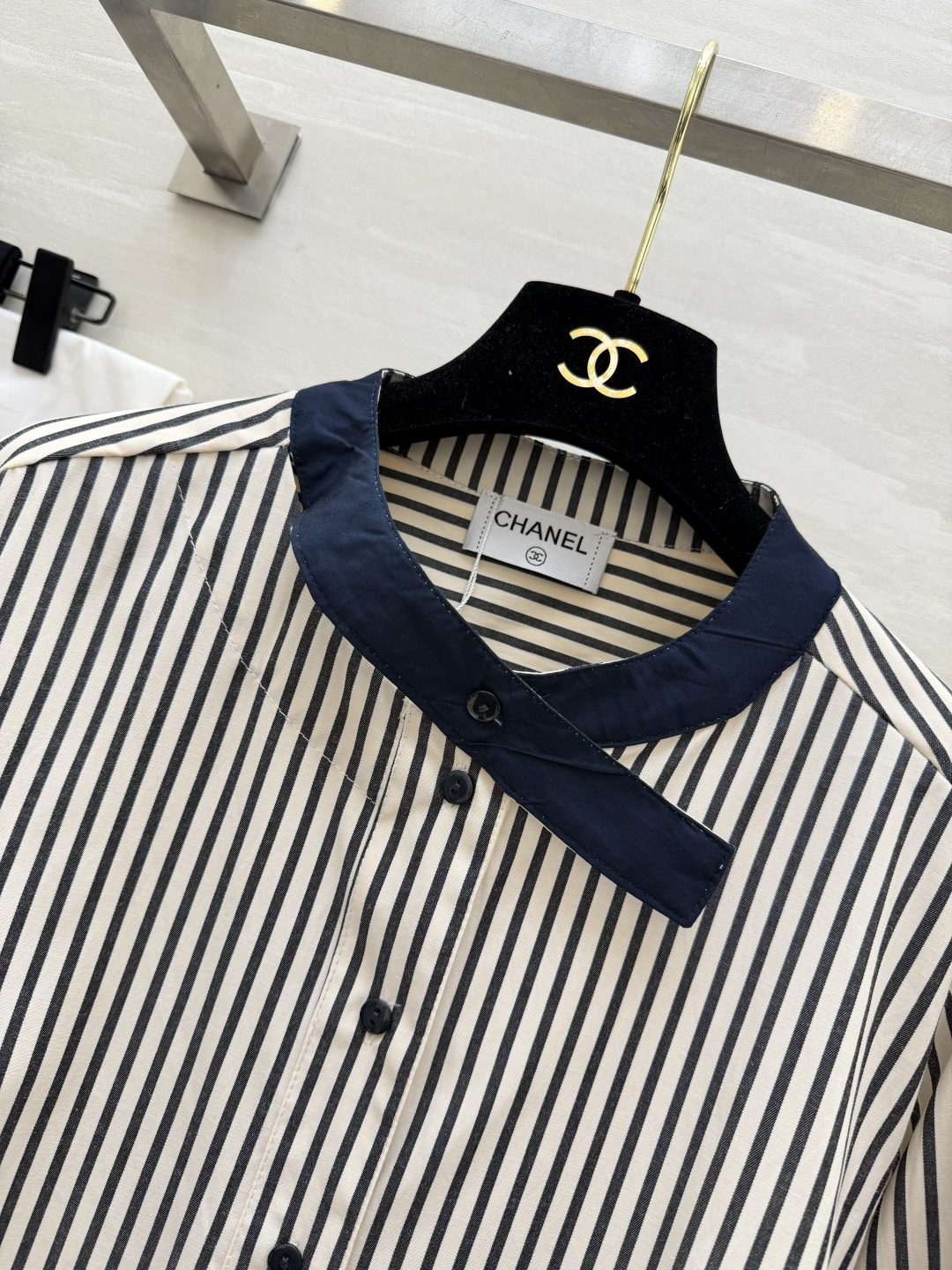 🖤 经典永不过时的条纹美学Chane♡²⁶撞色条纹衬衫不规则立领+黑边拼接，细节里藏着高级感宽松版型藏肉