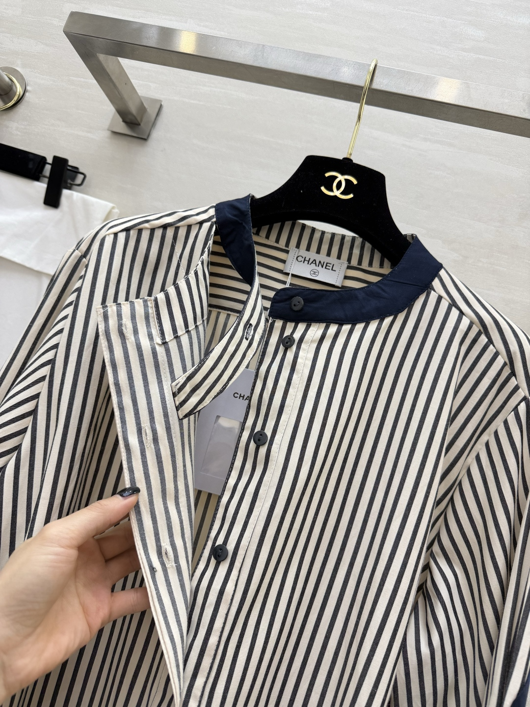 🖤 经典永不过时的条纹美学Chane♡²⁶撞色条纹衬衫不规则立领+黑边拼接，细节里藏着高级感宽松版型藏肉