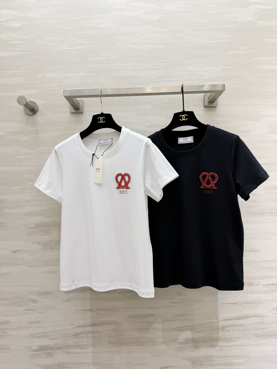 #AMI²⁶重工T恤 手工烫钻双爱心A标 把精致感拉满 低调又显贵 高支纯棉 软乎乎的巨亲肤 夏天穿完全