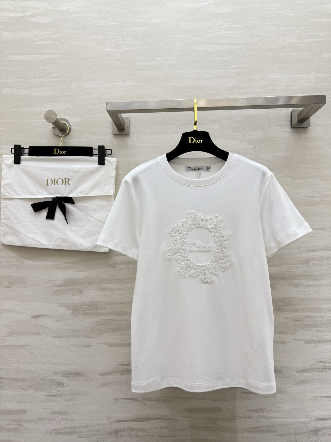 #Dio♡²⁶重工圆领T恤 立体手工钉珠 高级感拉满黑白粉三色 高支棉面料 透气亲肤 高品质定制 现货首