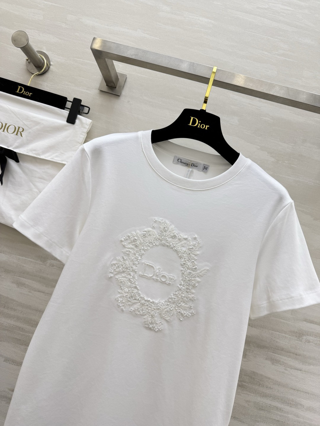 #Dio♡²⁶重工圆领T恤 立体手工钉珠 高级感拉满黑白粉三色 高支棉面料 透气亲肤 高品质定制 现货首