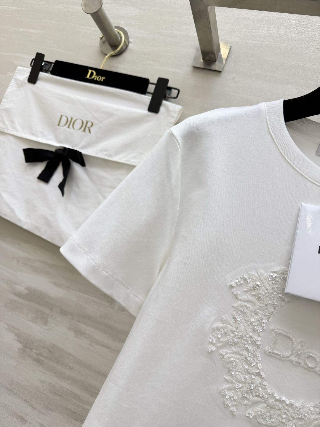 #Dio♡²⁶重工圆领T恤 立体手工钉珠 高级感拉满黑白粉三色 高支棉面料 透气亲肤 高品质定制 现货首