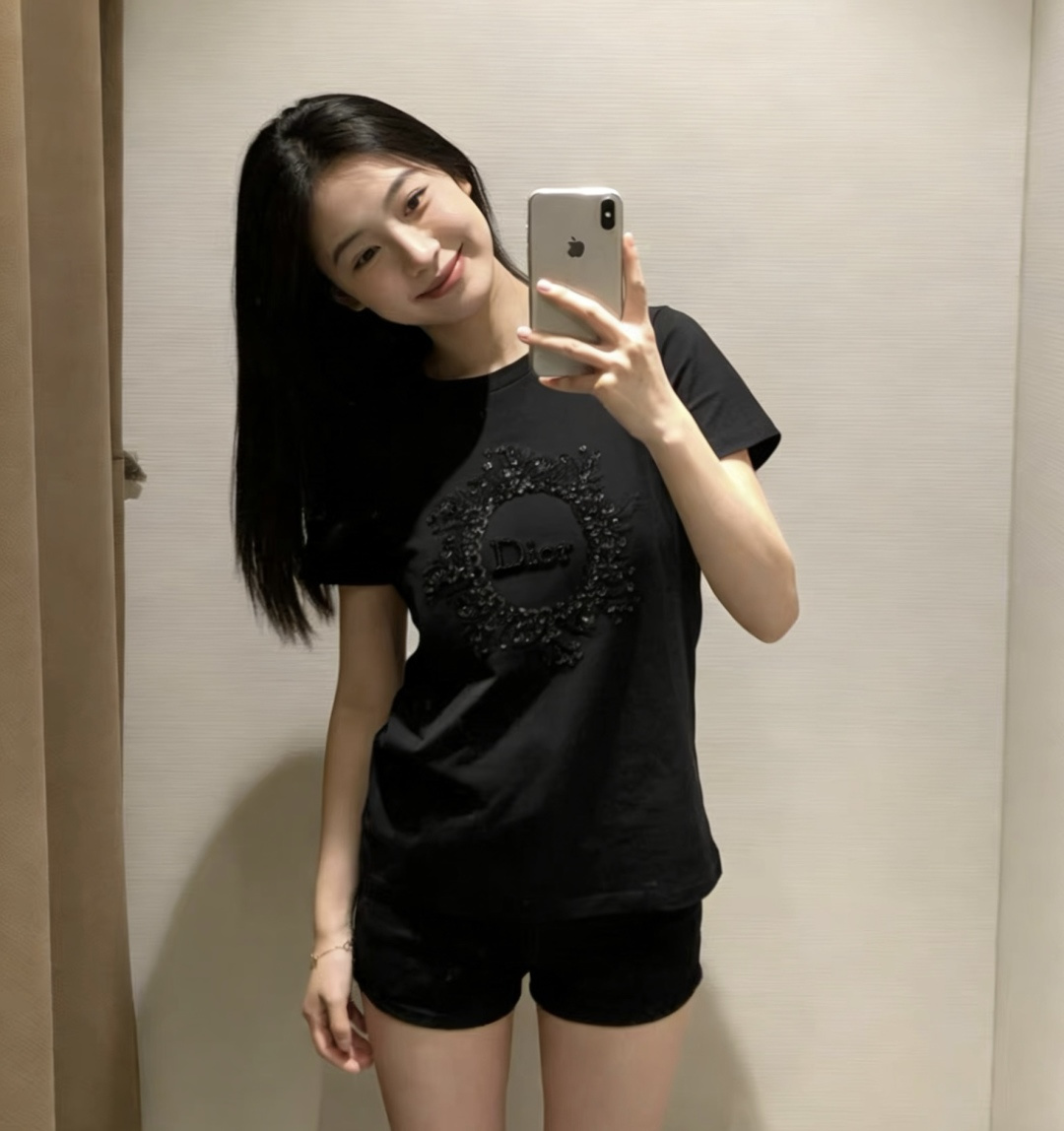 #Dio♡²⁶重工圆领T恤 立体手工钉珠 高级感拉满黑白粉三色 高支棉面料 透气亲肤 高品质定制 现货首