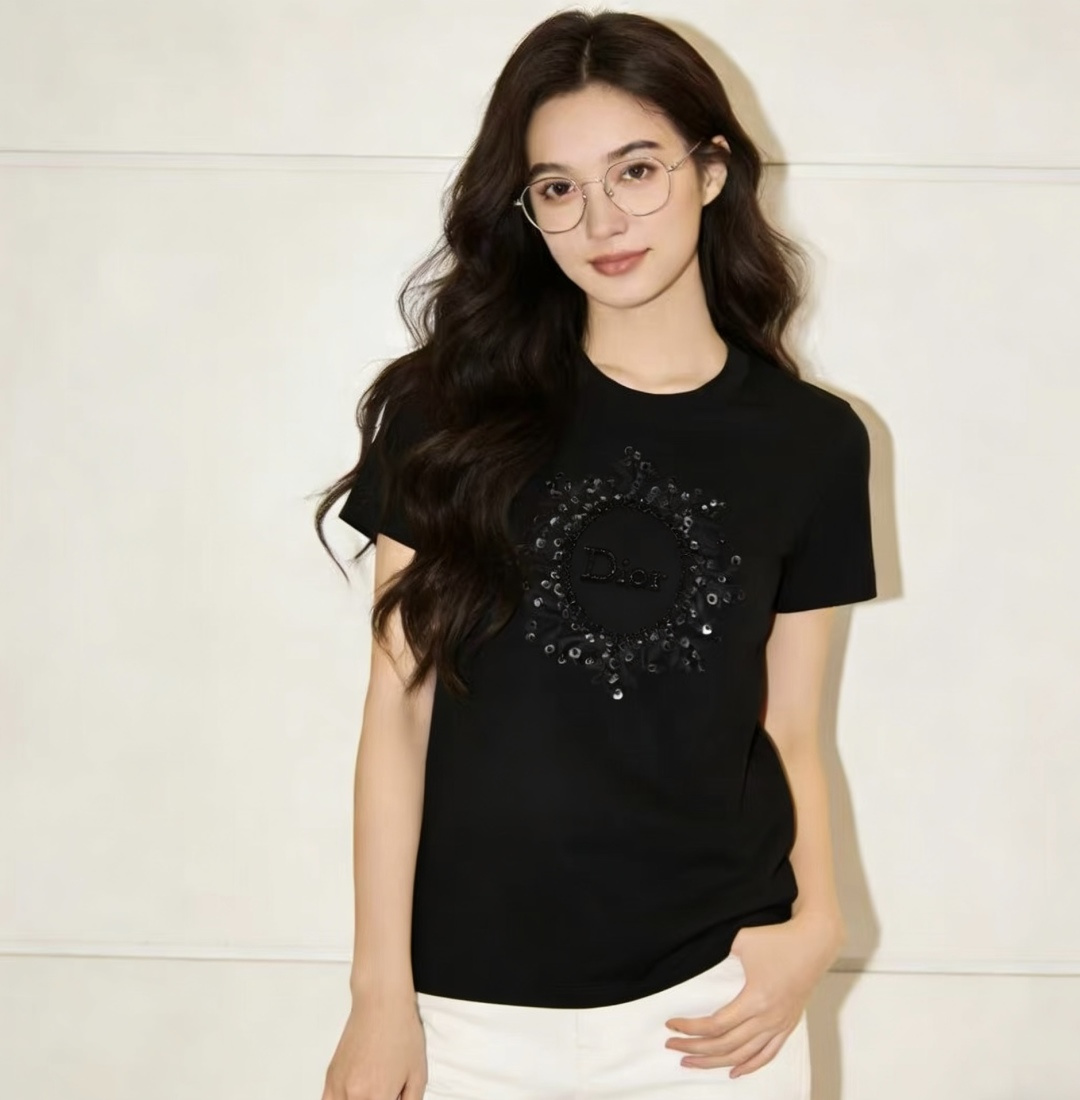 #Dio♡²⁶重工圆领T恤 立体手工钉珠 高级感拉满黑白粉三色 高支棉面料 透气亲肤 高品质定制 现货首