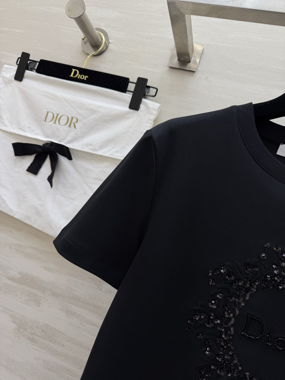 #Dio♡²⁶重工圆领T恤 立体手工钉珠 高级感拉满黑白粉三色 高支棉面料 透气亲肤 高品质定制 现货首