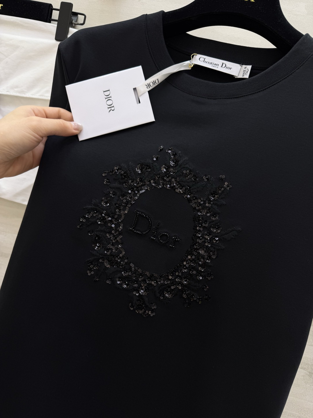 #Dio♡²⁶重工圆领T恤 立体手工钉珠 高级感拉满黑白粉三色 高支棉面料 透气亲肤 高品质定制 现货首