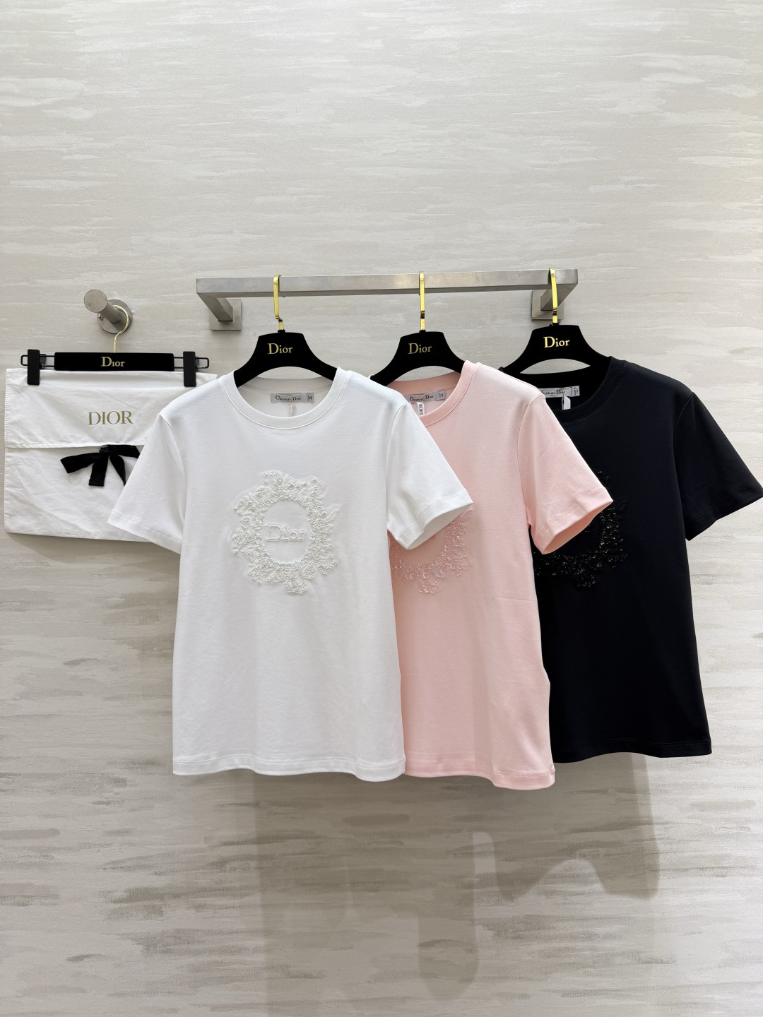 #Dio♡²⁶重工圆领T恤 立体手工钉珠 高级感拉满黑白粉三色 高支棉面料 透气亲肤 高品质定制 现货首