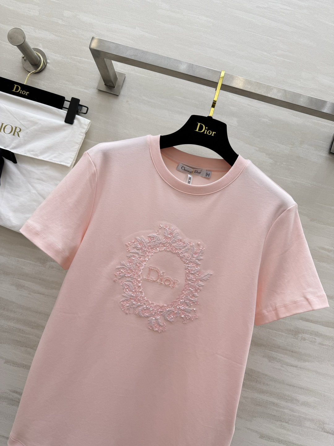 #Dio♡²⁶重工圆领T恤 立体手工钉珠 高级感拉满黑白粉三色 高支棉面料 透气亲肤 高品质定制 现货首