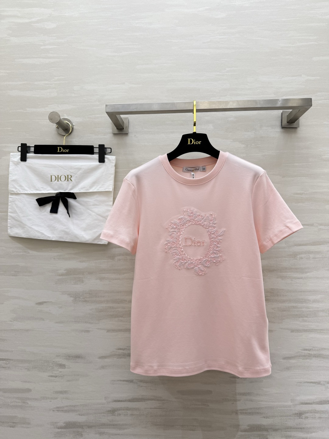 #Dio♡²⁶重工圆领T恤 立体手工钉珠 高级感拉满黑白粉三色 高支棉面料 透气亲肤 高品质定制 现货首