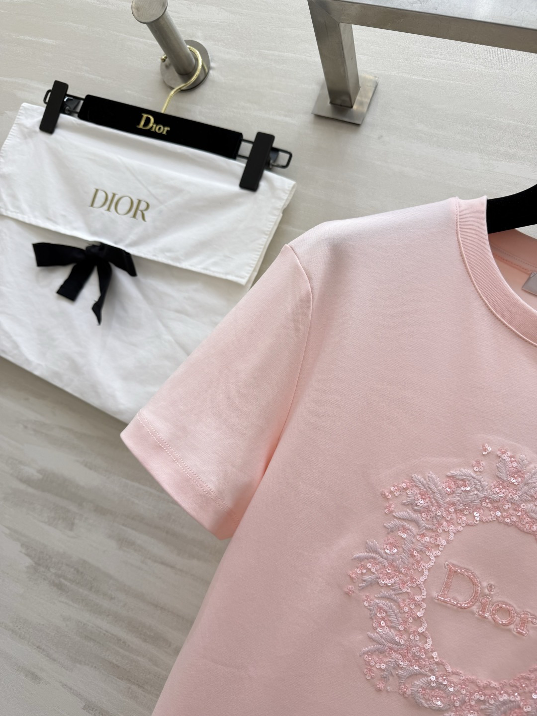 #Dio♡²⁶重工圆领T恤 立体手工钉珠 高级感拉满黑白粉三色 高支棉面料 透气亲肤 高品质定制 现货首
