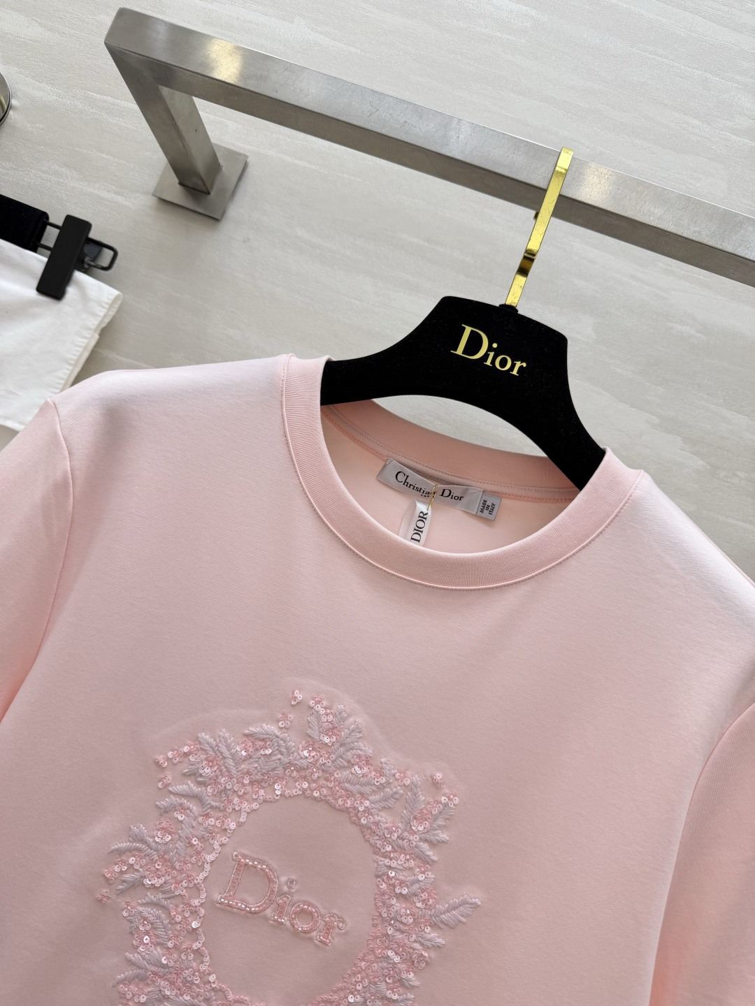 #Dio♡²⁶重工圆领T恤 立体手工钉珠 高级感拉满黑白粉三色 高支棉面料 透气亲肤 高品质定制 现货首