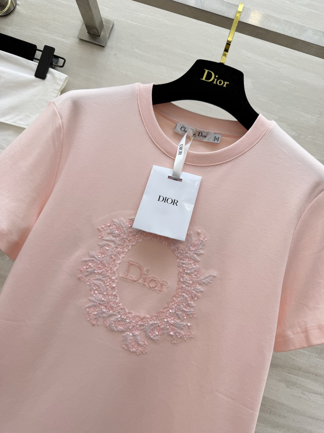 #Dio♡²⁶重工圆领T恤 立体手工钉珠 高级感拉满黑白粉三色 高支棉面料 透气亲肤 高品质定制 现货首