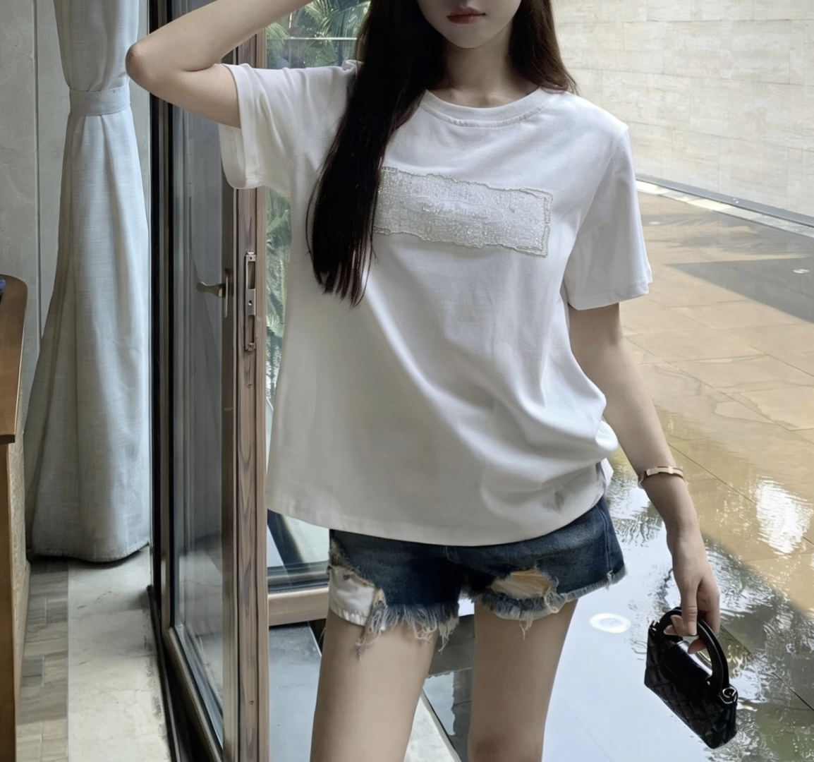 #CHANE♡²⁶ss浮雕刺绣T恤 把“高级感”焊在身上的夏日本命上衣✨定染纯棉面料 软糯亲肤 胸口立体