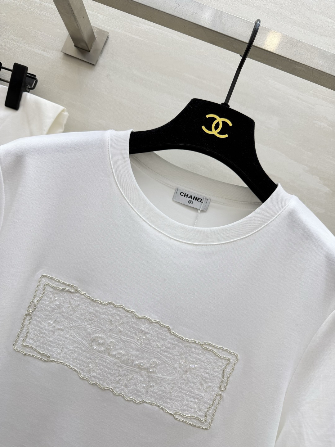 #CHANE♡²⁶ss浮雕刺绣T恤 把“高级感”焊在身上的夏日本命上衣✨定染纯棉面料 软糯亲肤 胸口立体