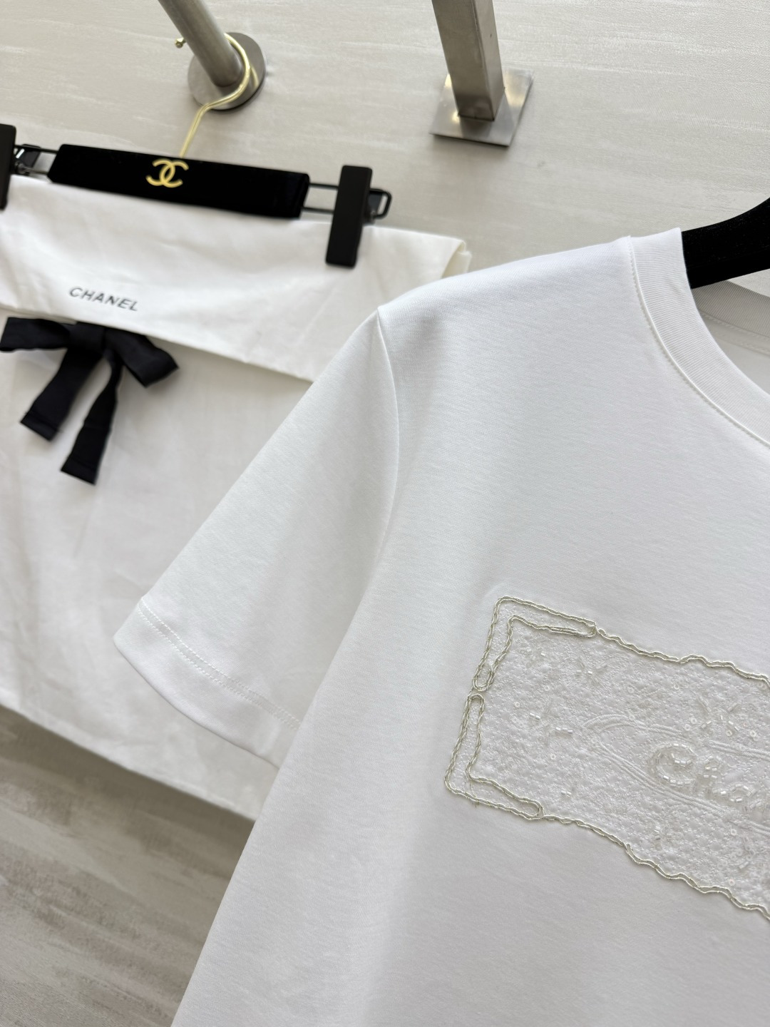 #CHANE♡²⁶ss浮雕刺绣T恤 把“高级感”焊在身上的夏日本命上衣✨定染纯棉面料 软糯亲肤 胸口立体