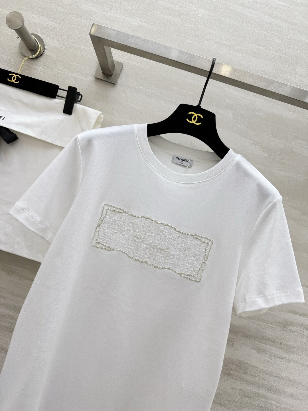 #CHANE♡²⁶ss浮雕刺绣T恤 把“高级感”焊在身上的夏日本命上衣✨定染纯棉面料 软糯亲肤 胸口立体