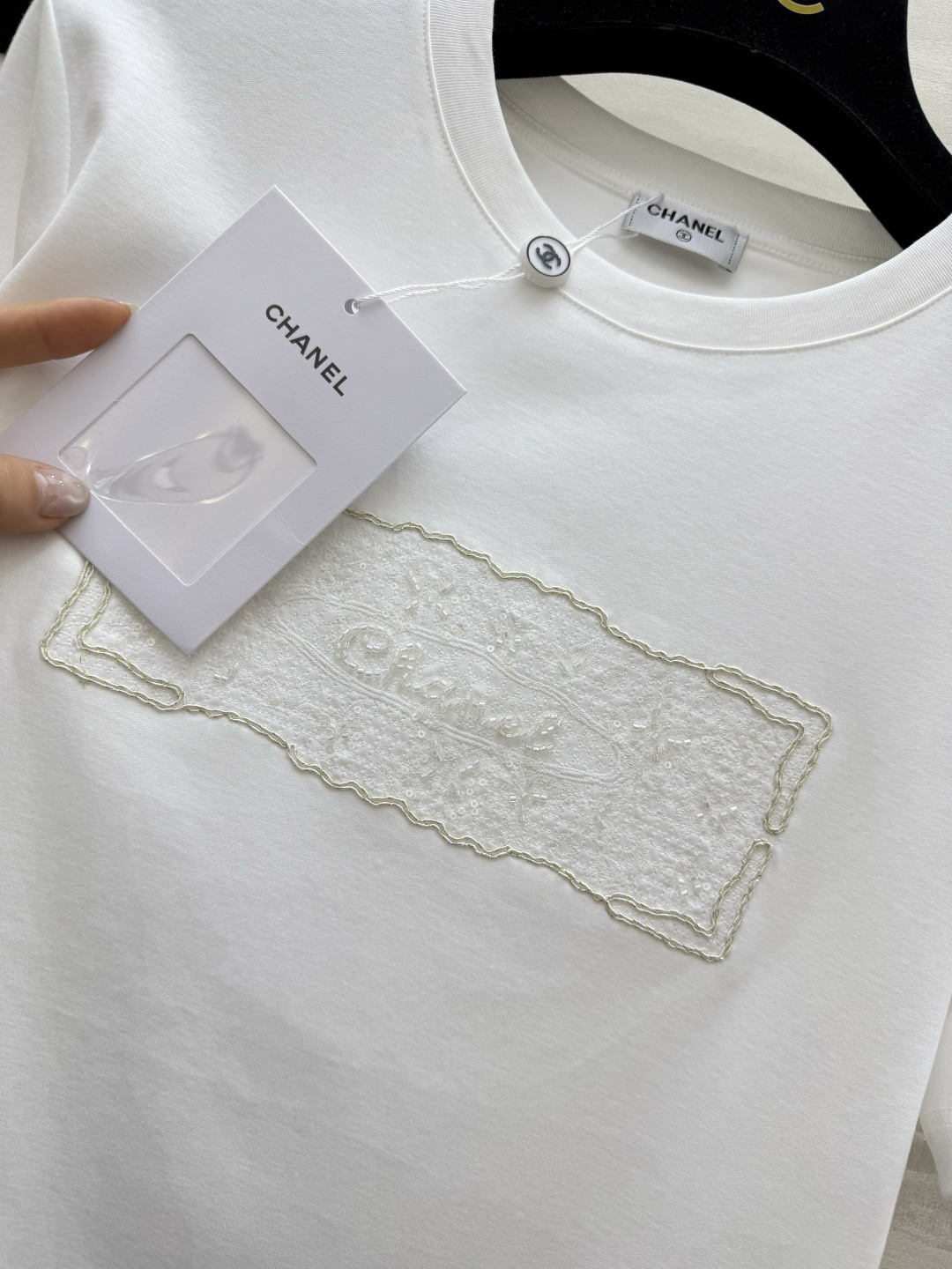 #CHANE♡²⁶ss浮雕刺绣T恤 把“高级感”焊在身上的夏日本命上衣✨定染纯棉面料 软糯亲肤 胸口立体