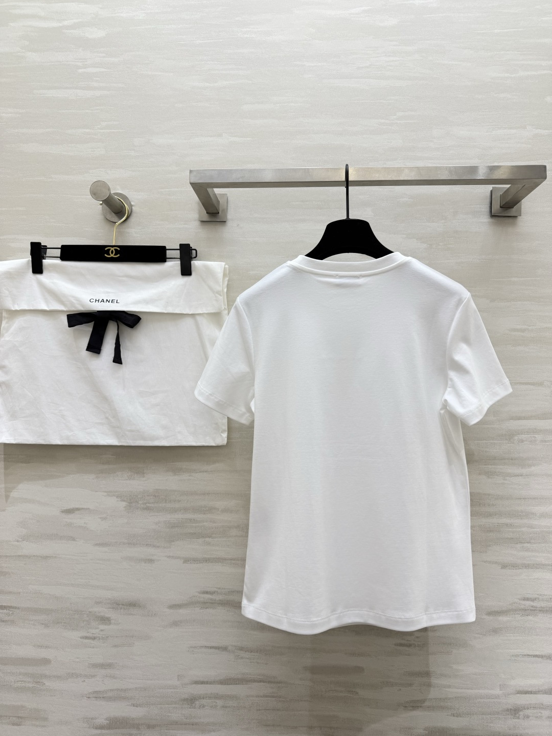 #CHANE♡²⁶ss浮雕刺绣T恤 把“高级感”焊在身上的夏日本命上衣✨定染纯棉面料 软糯亲肤 胸口立体