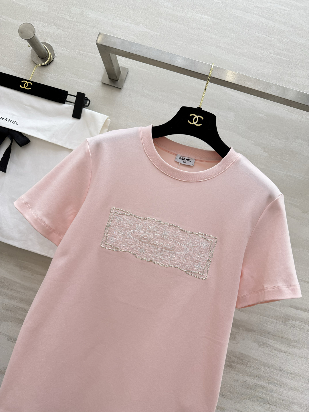 #CHANE♡²⁶ss浮雕刺绣T恤 把“高级感”焊在身上的夏日本命上衣✨定染纯棉面料 软糯亲肤 胸口立体