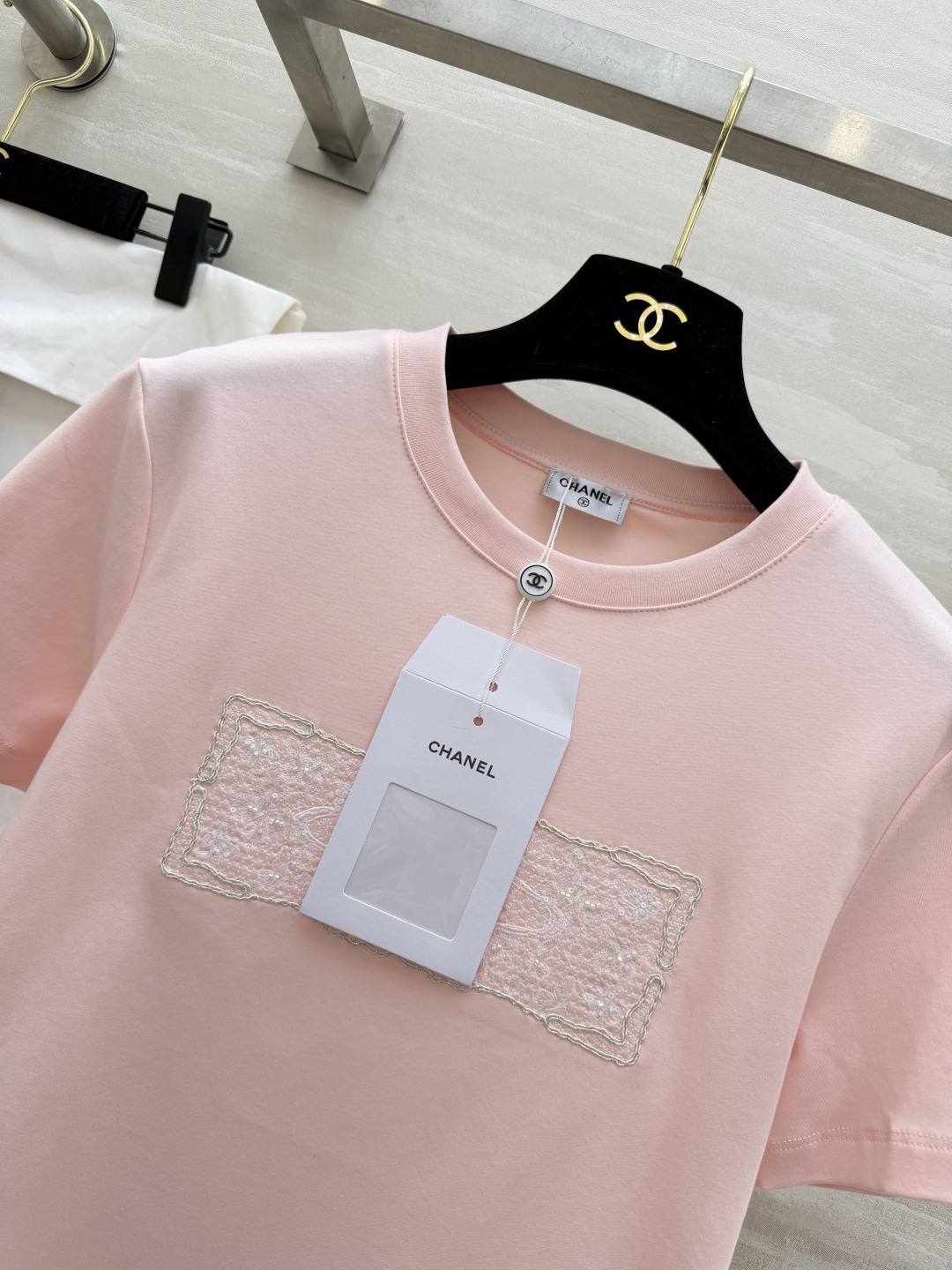 #CHANE♡²⁶ss浮雕刺绣T恤 把“高级感”焊在身上的夏日本命上衣✨定染纯棉面料 软糯亲肤 胸口立体