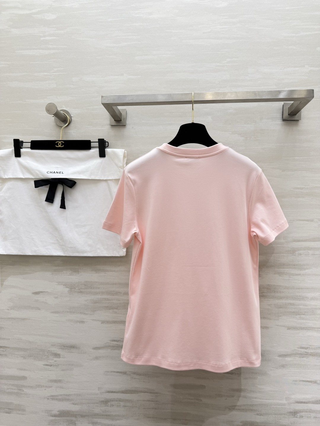 #CHANE♡²⁶ss浮雕刺绣T恤 把“高级感”焊在身上的夏日本命上衣✨定染纯棉面料 软糯亲肤 胸口立体