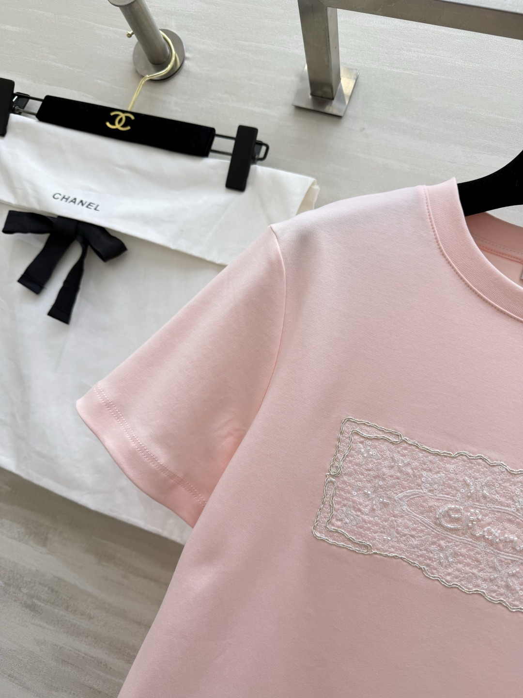 #CHANE♡²⁶ss浮雕刺绣T恤 把“高级感”焊在身上的夏日本命上衣✨定染纯棉面料 软糯亲肤 胸口立体