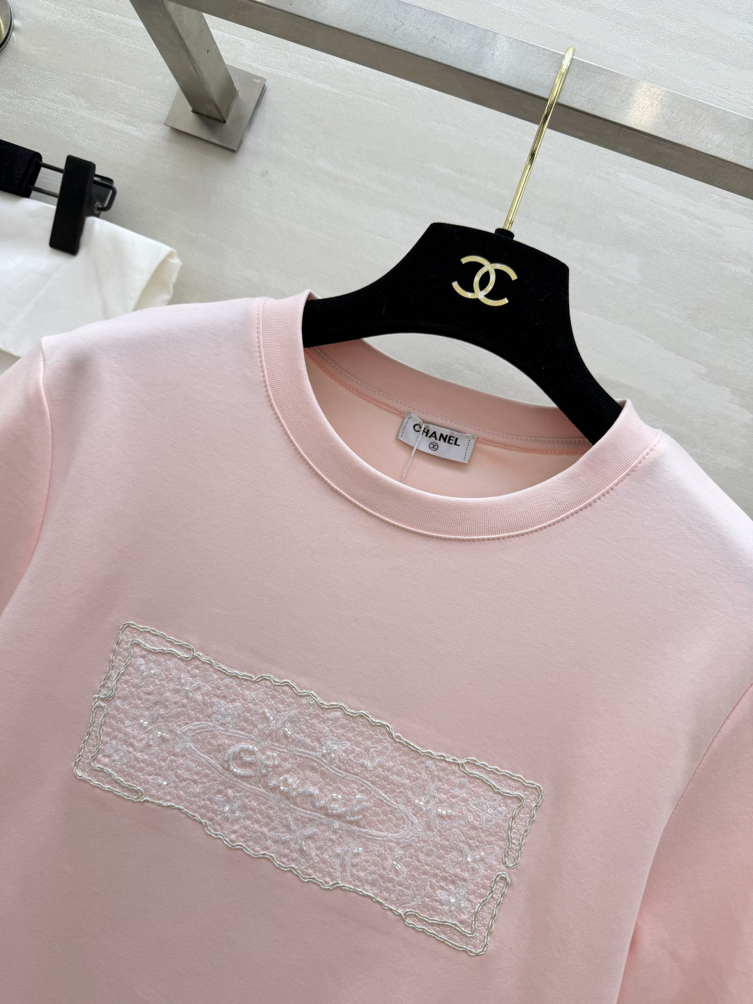 #CHANE♡²⁶ss浮雕刺绣T恤 把“高级感”焊在身上的夏日本命上衣✨定染纯棉面料 软糯亲肤 胸口立体