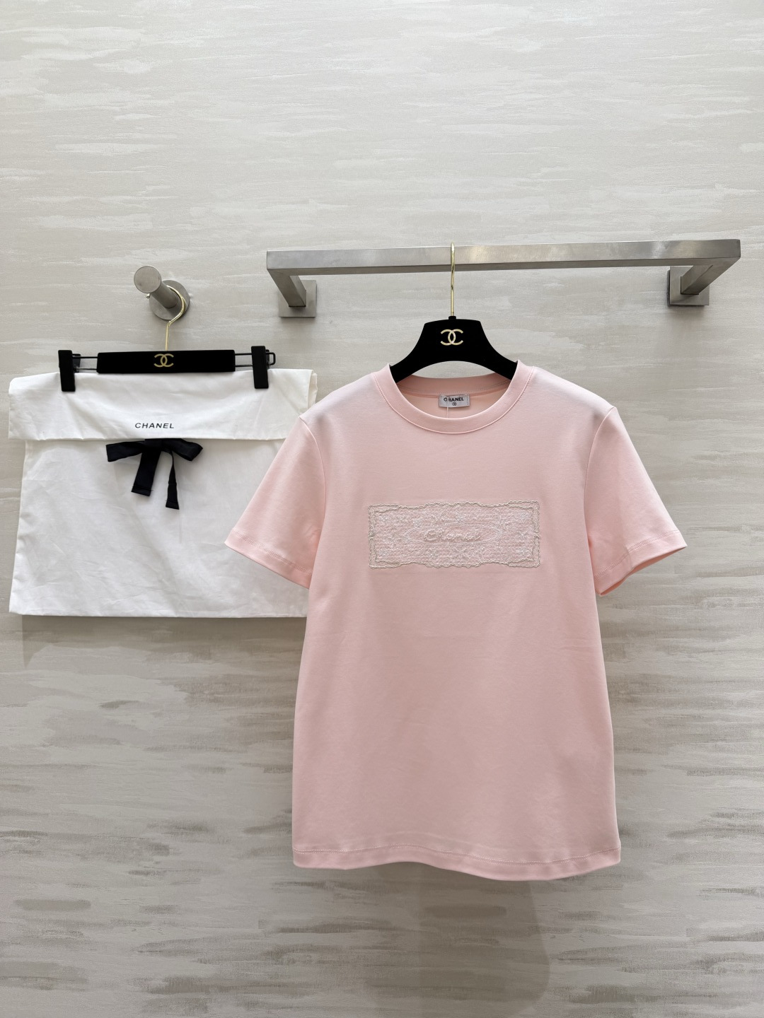 #CHANE♡²⁶ss浮雕刺绣T恤 把“高级感”焊在身上的夏日本命上衣✨定染纯棉面料 软糯亲肤 胸口立体
