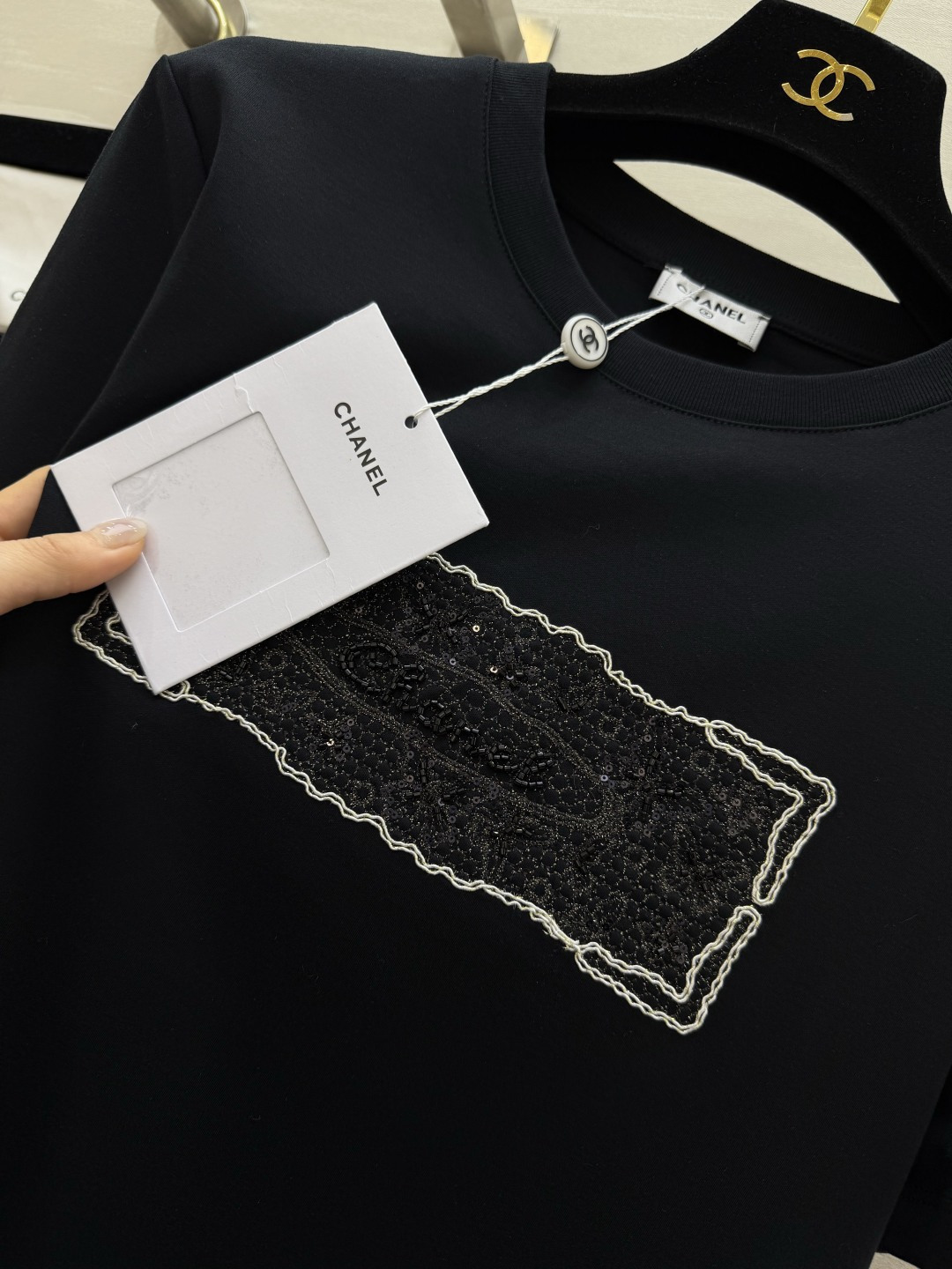 #CHANE♡²⁶ss浮雕刺绣T恤 把“高级感”焊在身上的夏日本命上衣✨定染纯棉面料 软糯亲肤 胸口立体