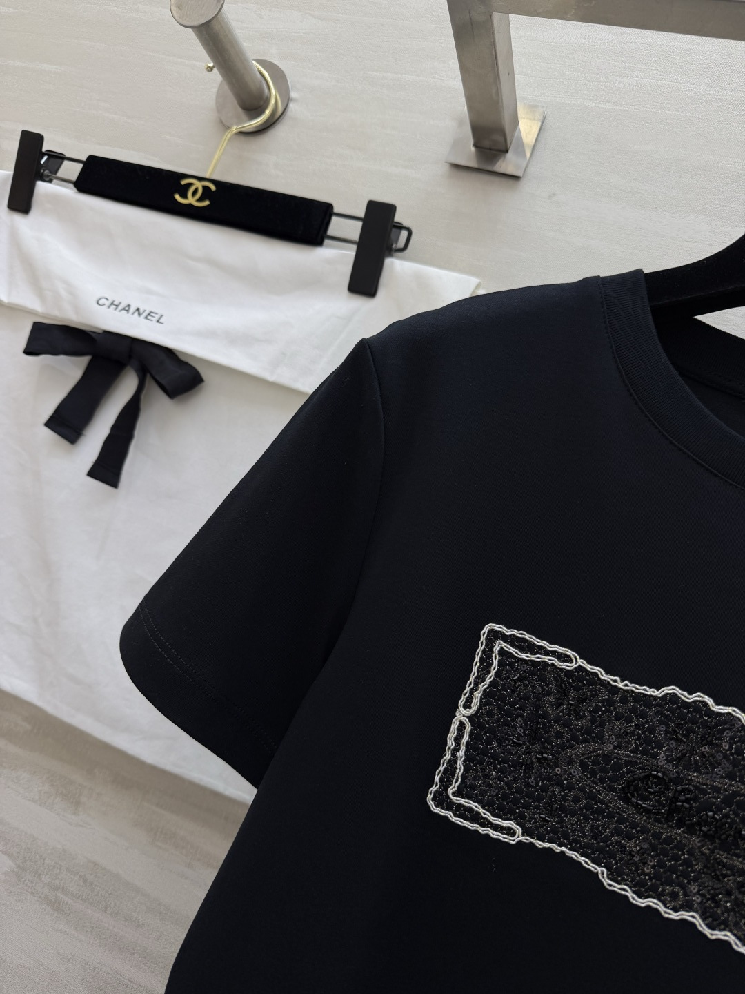 #CHANE♡²⁶ss浮雕刺绣T恤 把“高级感”焊在身上的夏日本命上衣✨定染纯棉面料 软糯亲肤 胸口立体