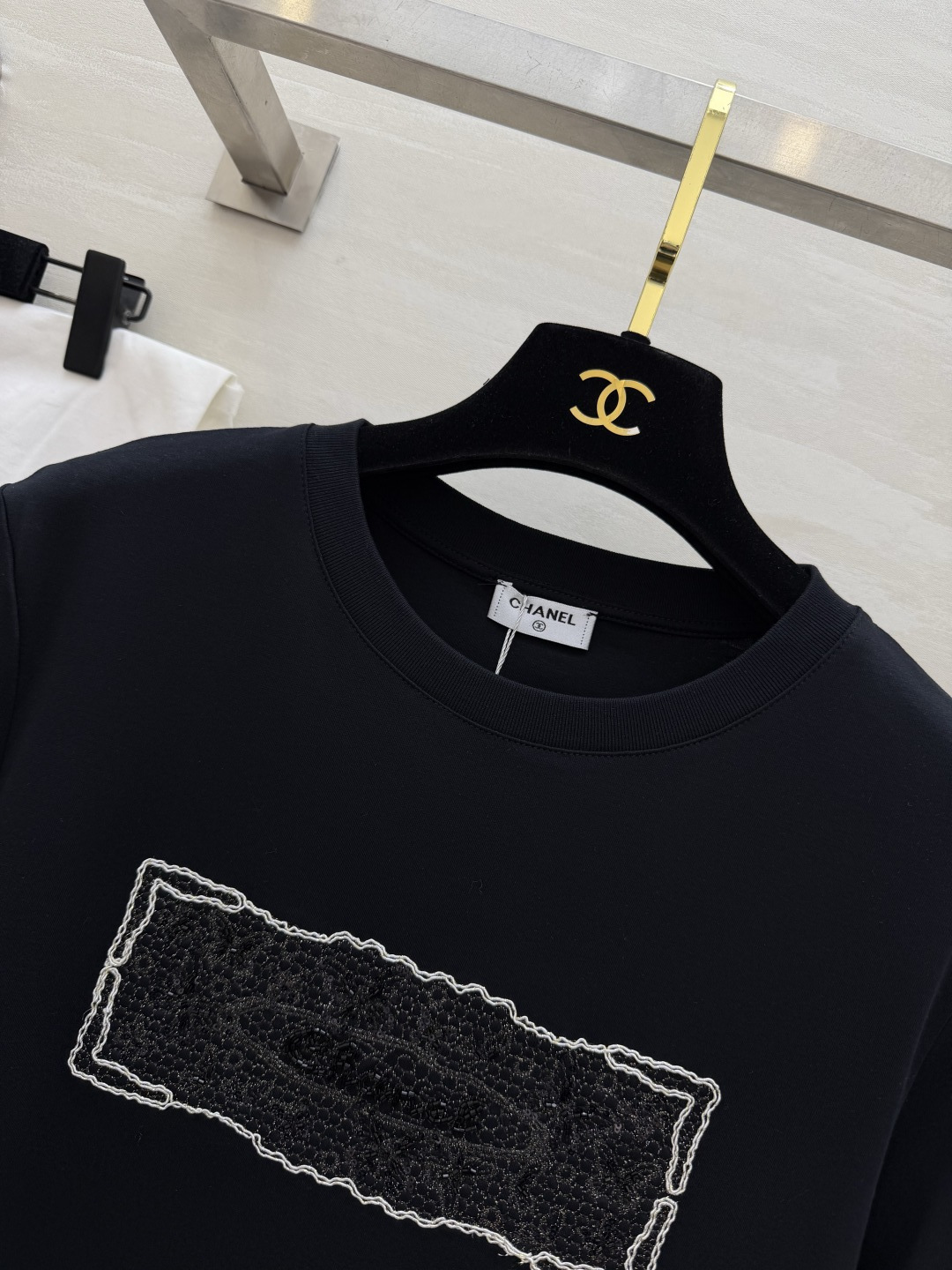 #CHANE♡²⁶ss浮雕刺绣T恤 把“高级感”焊在身上的夏日本命上衣✨定染纯棉面料 软糯亲肤 胸口立体