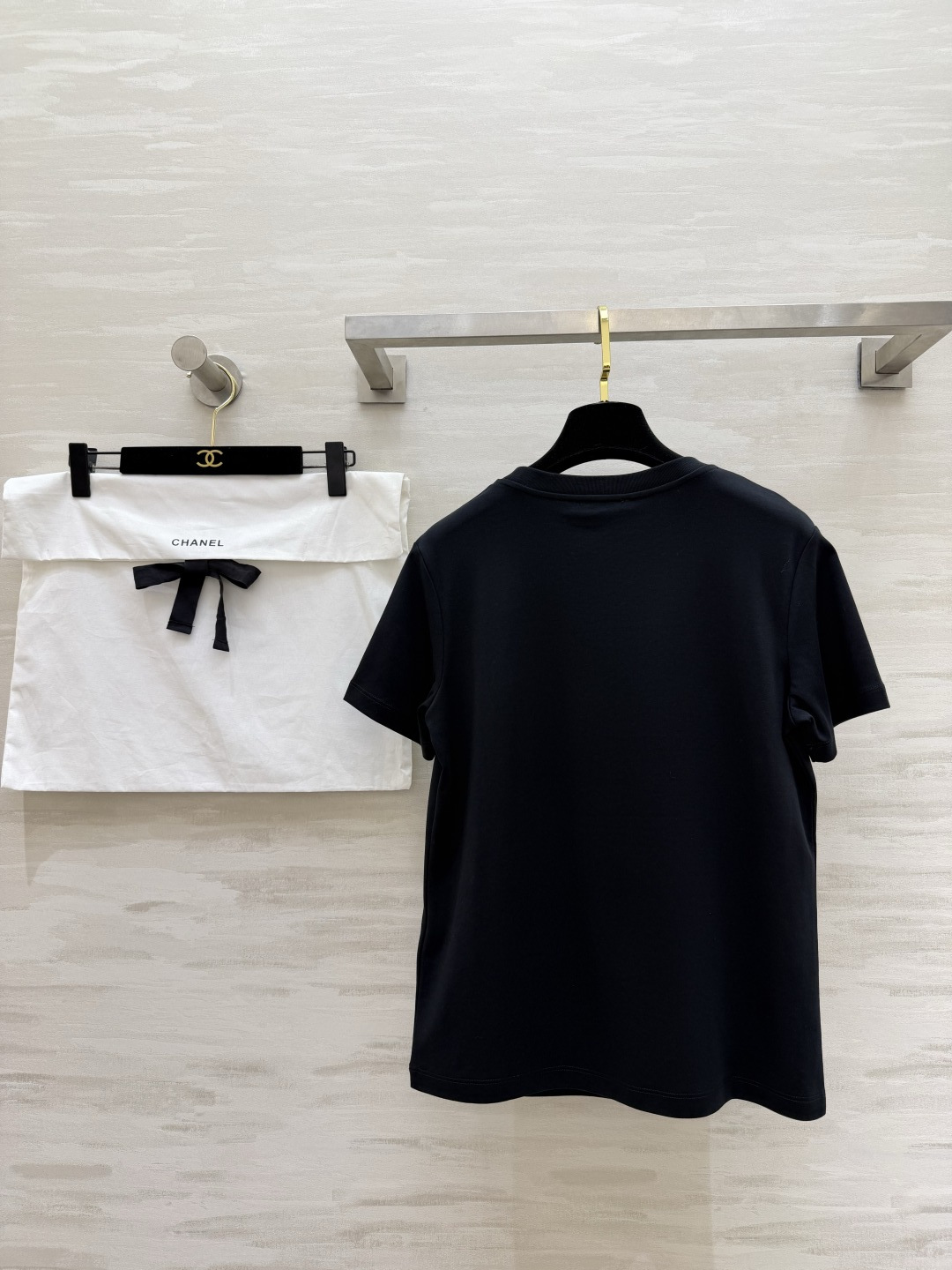 #CHANE♡²⁶ss浮雕刺绣T恤 把“高级感”焊在身上的夏日本命上衣✨定染纯棉面料 软糯亲肤 胸口立体