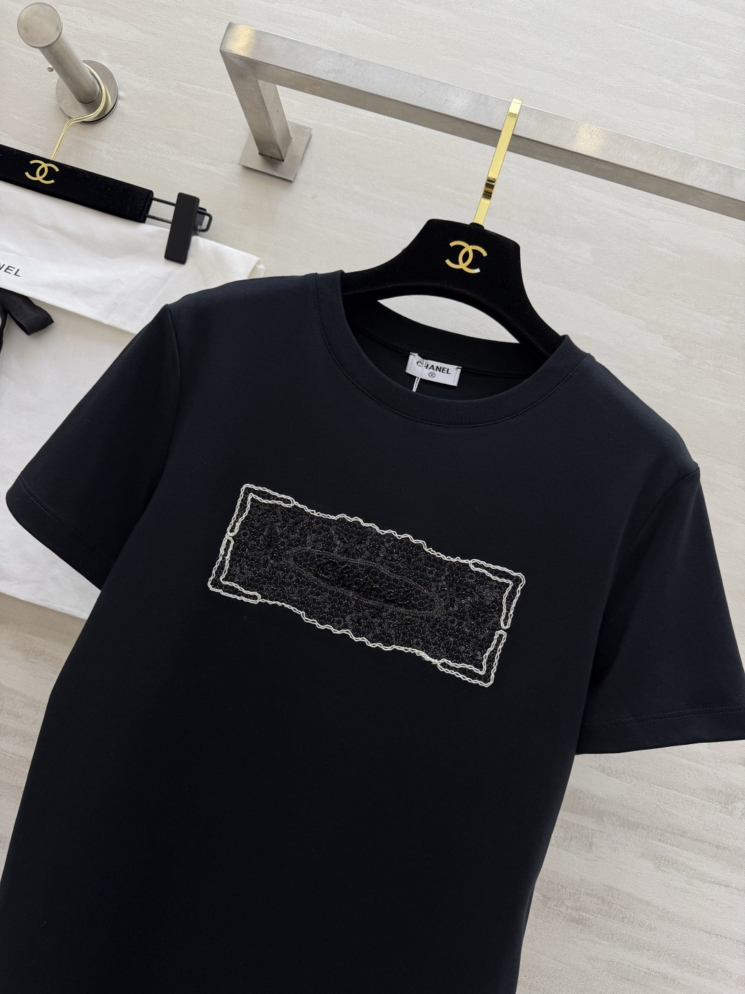 #CHANE♡²⁶ss浮雕刺绣T恤 把“高级感”焊在身上的夏日本命上衣✨定染纯棉面料 软糯亲肤 胸口立体