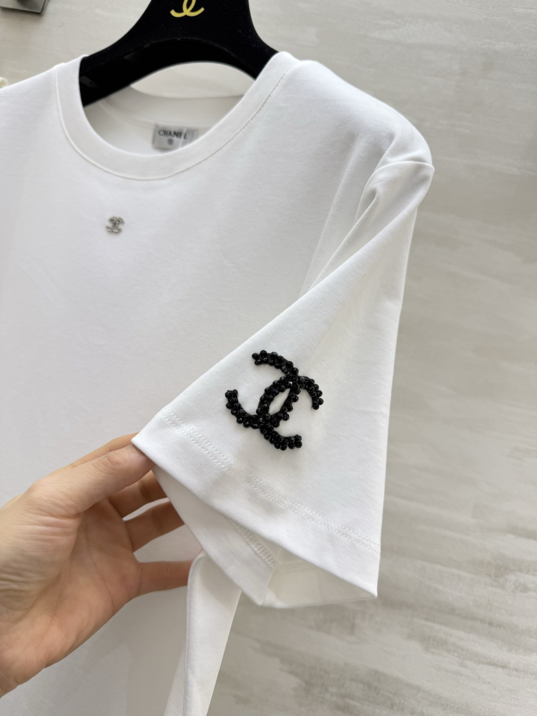 ✨CHANE♡²⁶ss经典双C钉珠T恤✨极简剪裁 高定工艺把高级感焊在身上 胸口水钻双C 袖身钉珠log