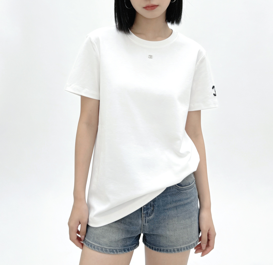 ✨CHANE♡²⁶ss经典双C钉珠T恤✨极简剪裁 高定工艺把高级感焊在身上 胸口水钻双C 袖身钉珠log