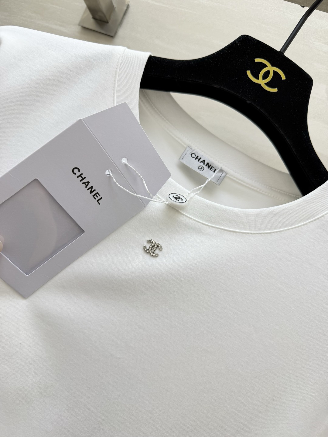 ✨CHANE♡²⁶ss经典双C钉珠T恤✨极简剪裁 高定工艺把高级感焊在身上 胸口水钻双C 袖身钉珠log