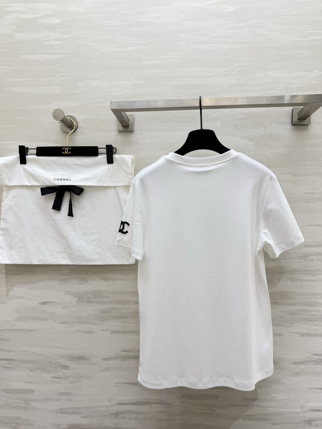 ✨CHANE♡²⁶ss经典双C钉珠T恤✨极简剪裁 高定工艺把高级感焊在身上 胸口水钻双C 袖身钉珠log