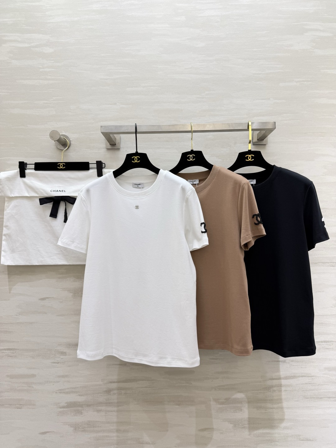 ✨CHANE♡²⁶ss经典双C钉珠T恤✨极简剪裁 高定工艺把高级感焊在身上 胸口水钻双C 袖身钉珠log