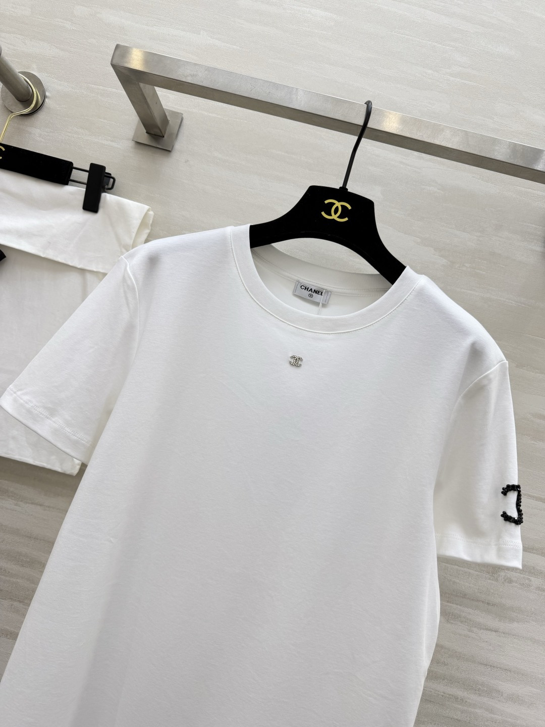 ✨CHANE♡²⁶ss经典双C钉珠T恤✨极简剪裁 高定工艺把高级感焊在身上 胸口水钻双C 袖身钉珠log