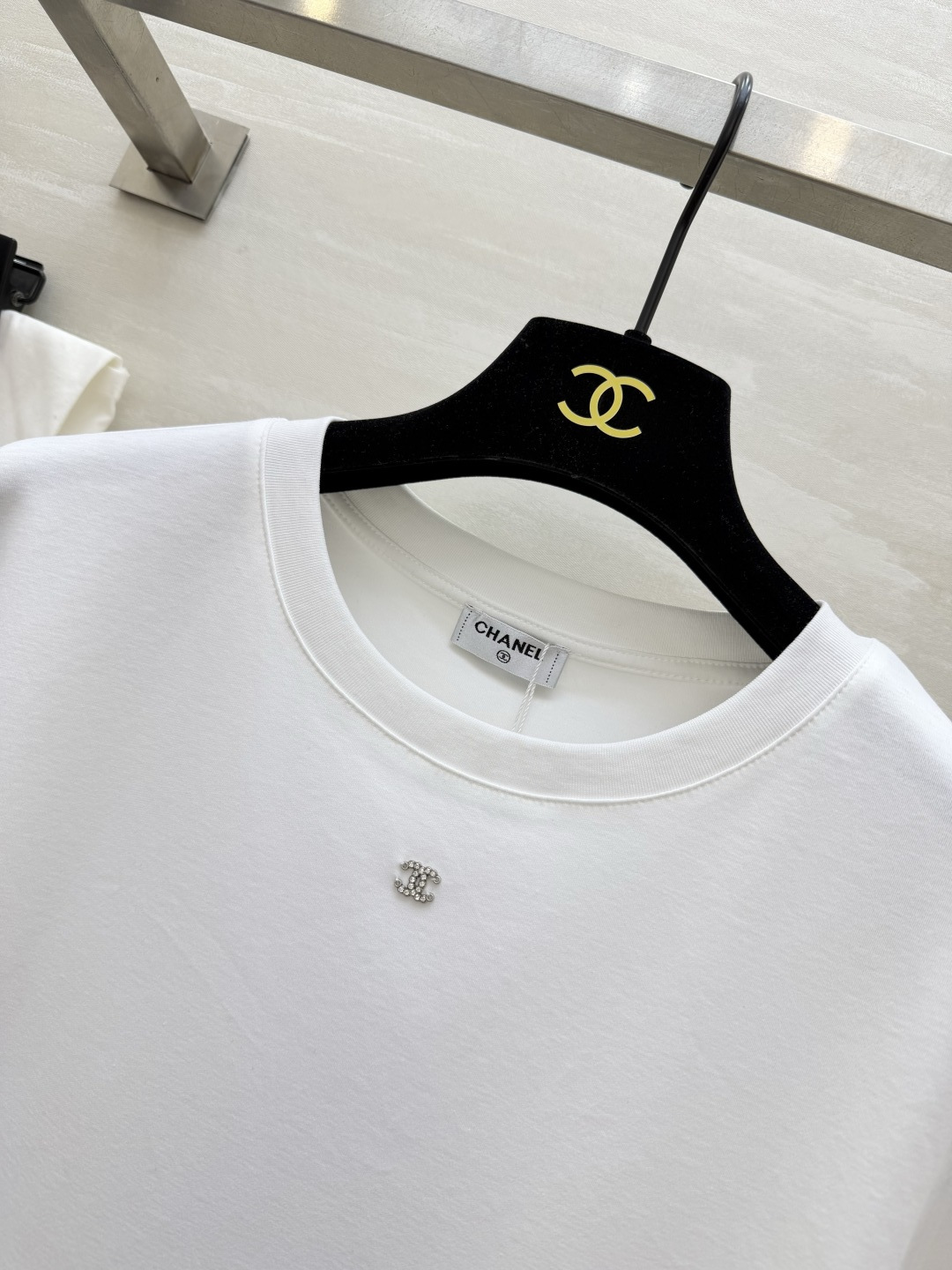✨CHANE♡²⁶ss经典双C钉珠T恤✨极简剪裁 高定工艺把高级感焊在身上 胸口水钻双C 袖身钉珠log